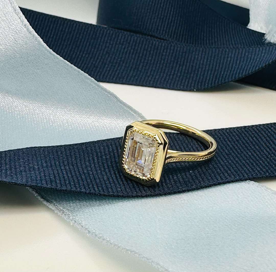 Luxurious golden ring