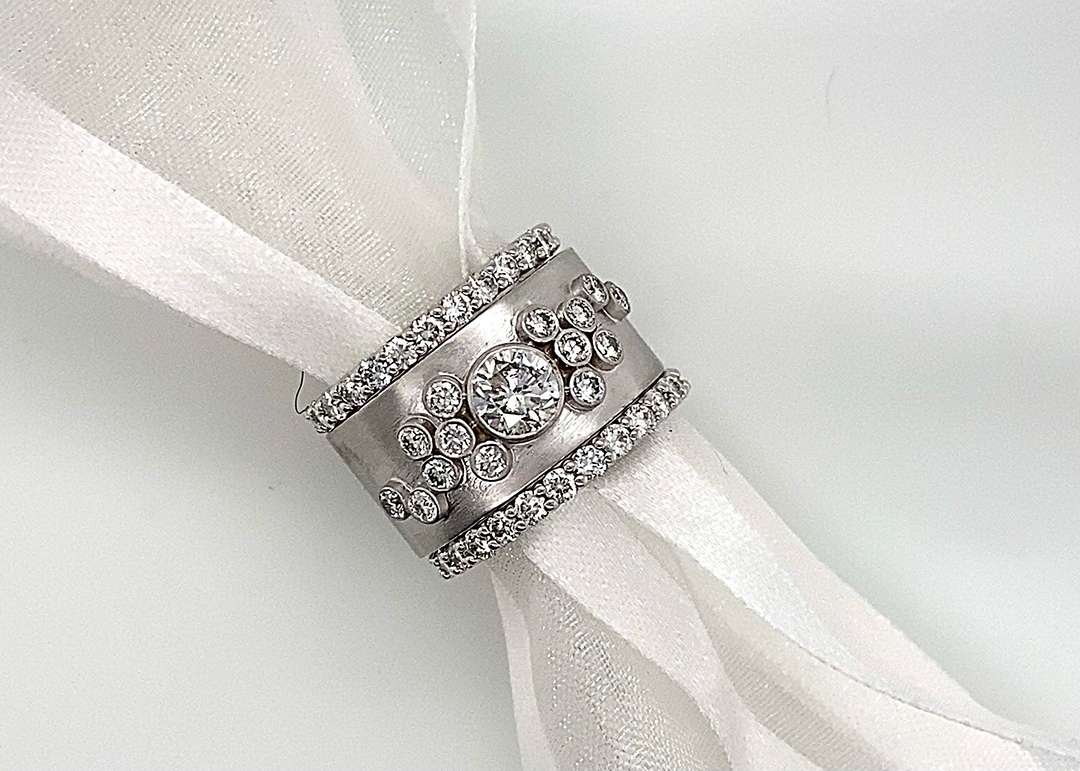 Silver ring with jewel outline