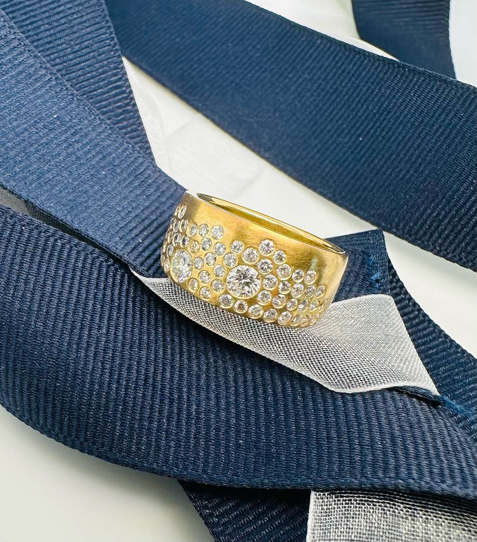 Stylish gold ring with think band