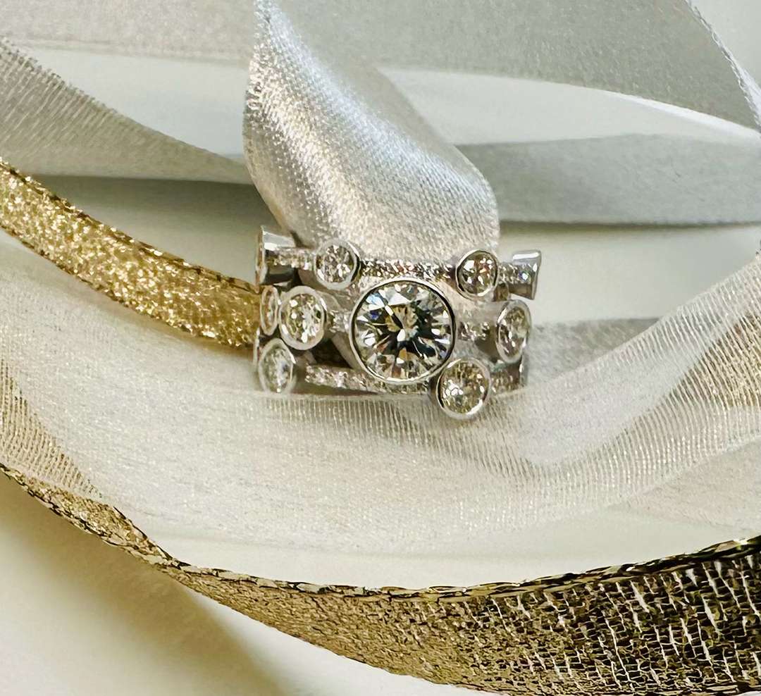 Elegant ribbon ring