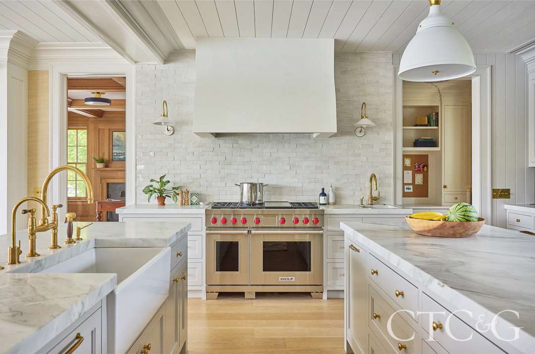 Professional stove complemented by tile