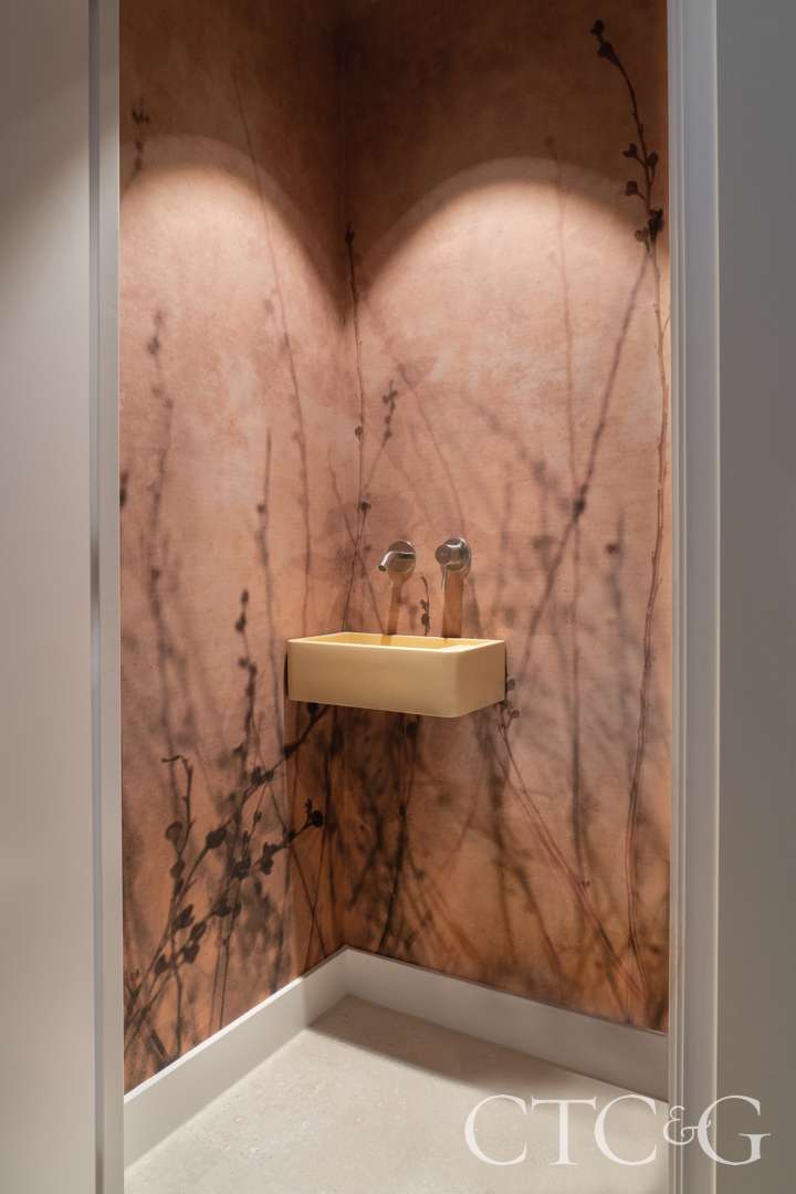 Elegant wall covering in bathroom