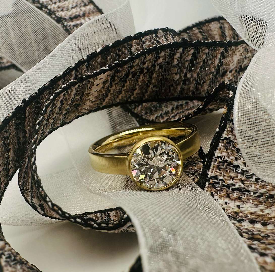 Timeless ring with gold band
