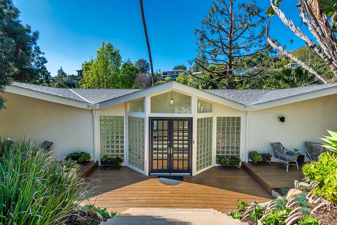 Outside Actor Nicholas Hoult's home