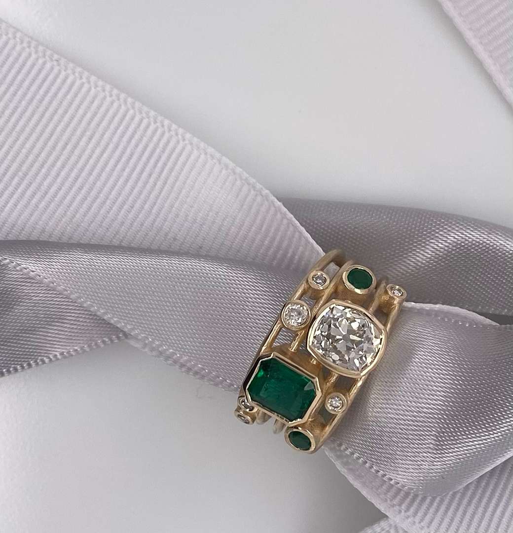 Intricate emerald ring with band