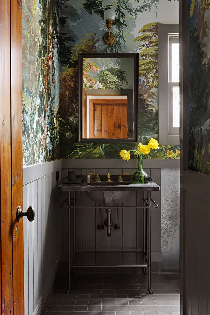 Earth toned wallpaper lines bathroom