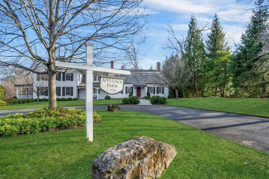 Front of Bethenny Frankel's Greenwich house on Applejack Farm