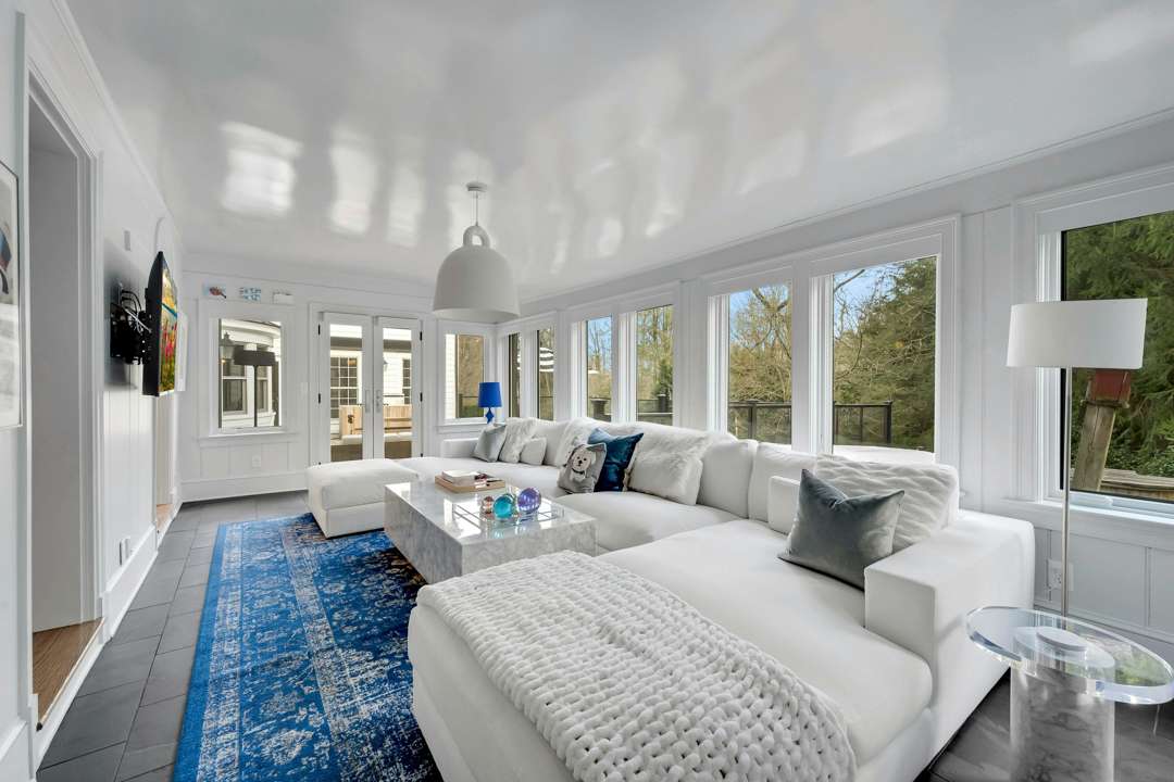Bethenny Frankel's Greenwich house blue and white living room