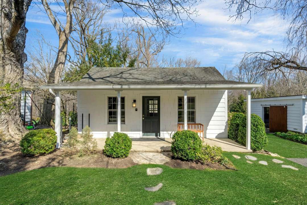 Bethenny Frankel's Greenwich guest house