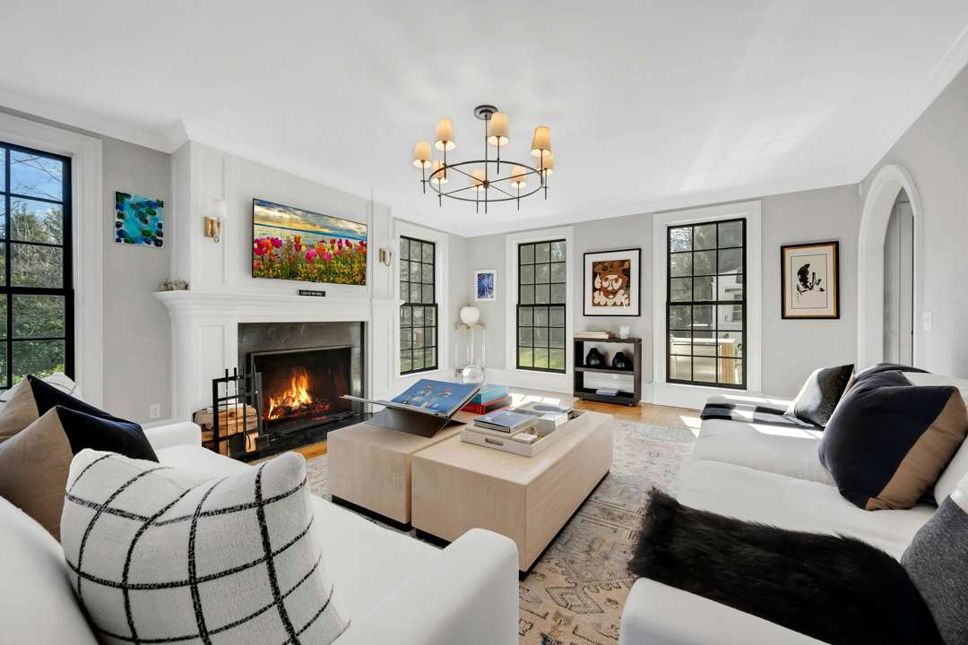 Bethenny Frankel's Greenwich house black and white living room