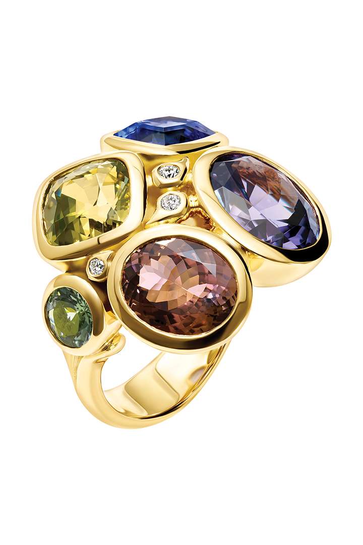 Cluster ring with tanzanites and diamonds, set in 18k yellow gold.