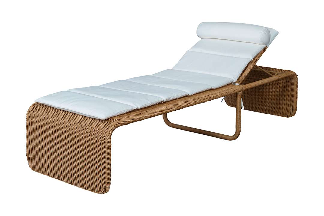 White and whicker lounge chair