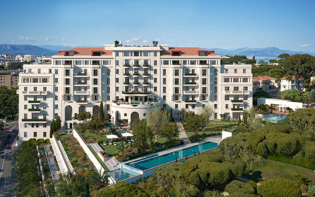 Le Provençal outside with pool