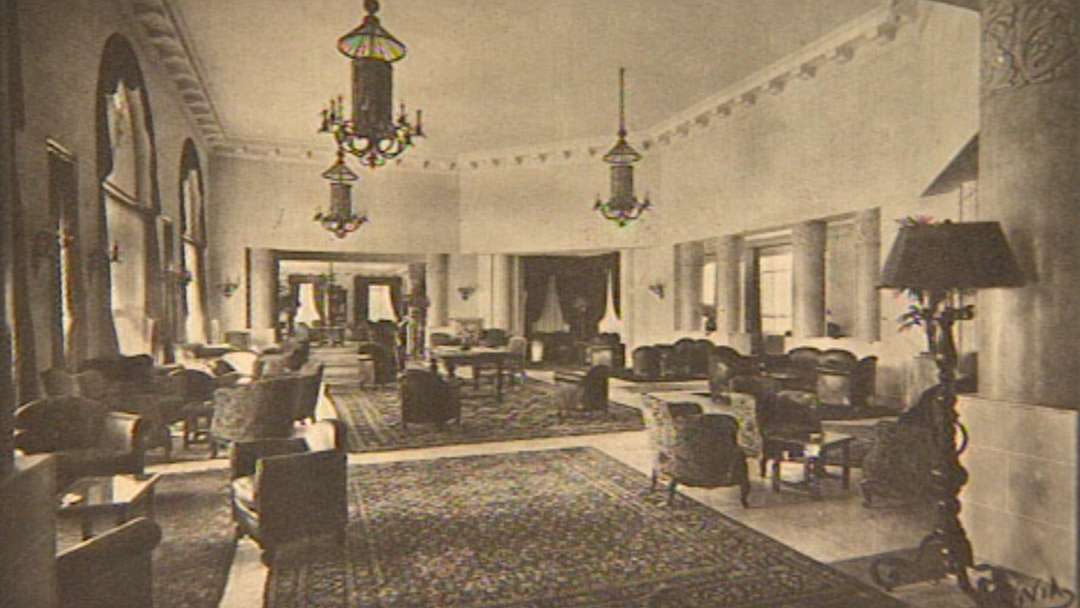 Le Provençal old lobby