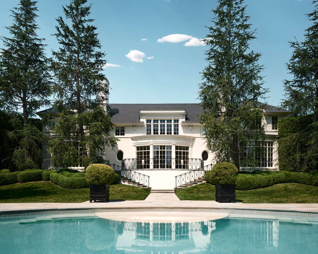 Beverly Hills home's stately backyard