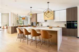 Explore a Long Island Home’s Warm, Modern Kitchen Designed for Impactful Entertaining