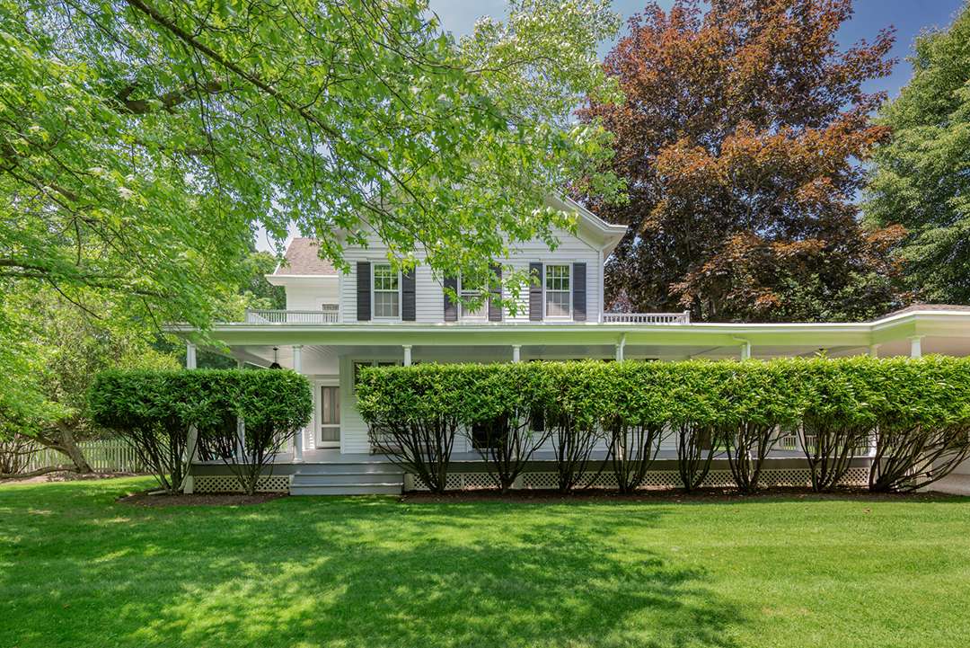 Tour a 19th-Century Charmer in the Heart of Southampton Listed for the First Time in Decades