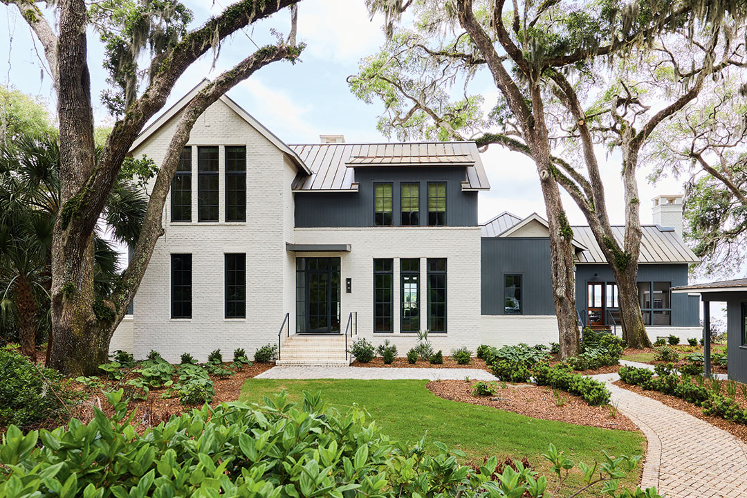 A Riverfront Savannah Home Designed to Preserve Its Centuries-Old Oaks