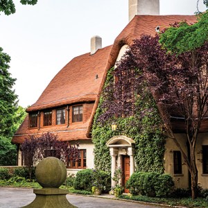 An English-Style Mansion with a Private Beach Lists in Greenwich