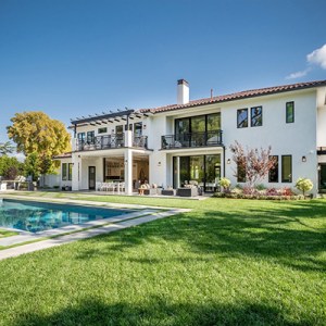 &lsquo;New Girl&rsquo; Star Picks Up a Cool California Contemporary