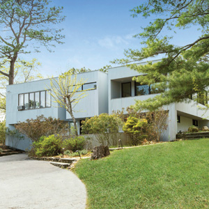 Newly Listed: Two Modern Beach Homes that Shun Shingle-Style Architecture