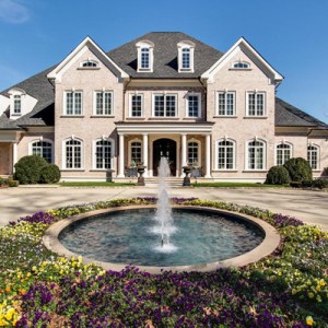 Kelly Clarkson&rsquo;s $8.75M Mansion Is a Showstopper
