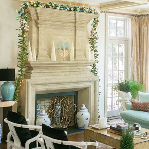 An Interfaith Family Festively Blends Holiday D&eacute;cor with Glamour