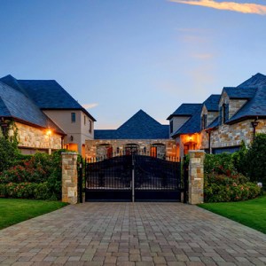 Selena Gomez Lists Her Texas House at a Loss