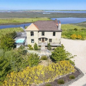 Peek Inside a $3.225 Million Home with Panoramic Bay Views