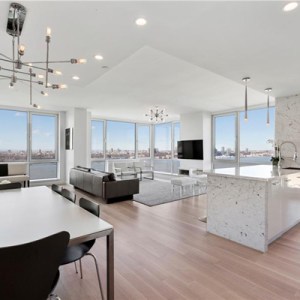'Friends' Star Matthew Perry Scopes Out a $25K/Month Midtown West Rental